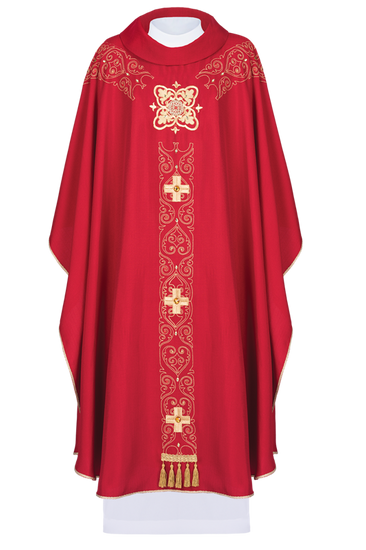 Czerwony ornat bogato haftowany zdobiony kamieniami