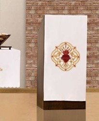 Serweta na lektorium haftowana z motywem Najświętszego Serca Pana Jezusa