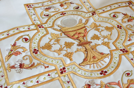 Ecru ornat rzymski bogato haftowany z symbolem kielicha eucharystycznego 