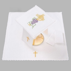 Bielizna kielichowa ołtarzowa wykończona koronką krzyż nowoczesny z winogronami