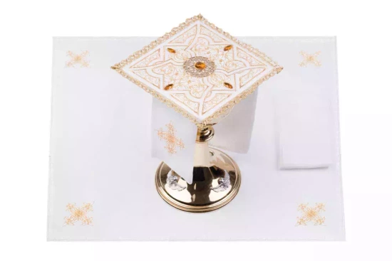 Bielizna kielichowa haftowana bogato zdobiona