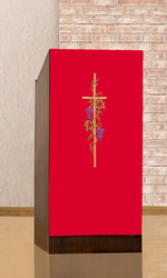 Serweta na lektorium haftowana z Krzyżem