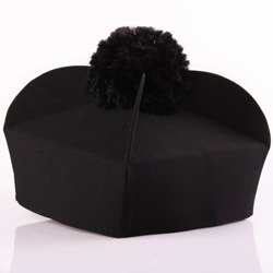 Biret czarny - trzyrożny