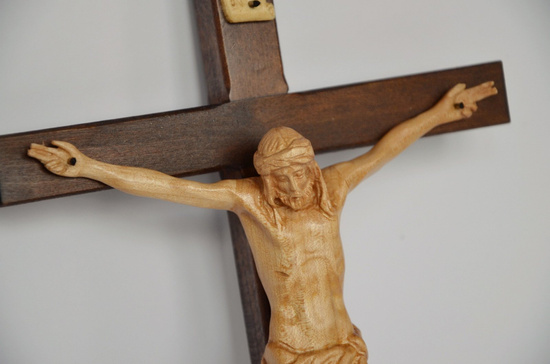 Krzyż drewniany z rzeźbionym wizerunkiem Chrystusa