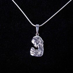 Medalik Matka Boża z Dzieciątkiem - srebrny