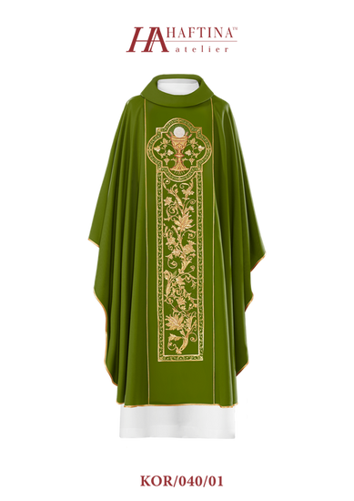 Zielony ornat haftowany z symbolem kielicha eucharystycznego 