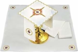 Bielizna kielichowa haftowana z motywem Najświętszego Serca Pana Jezusa