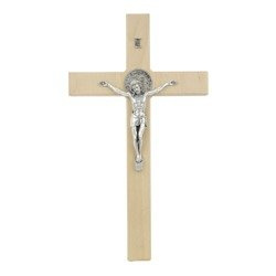 Drewniany krzyż z medalikiem św. Benedykta