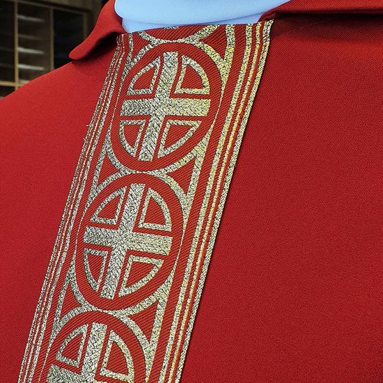 Ornat czerwony ze złotym pasem