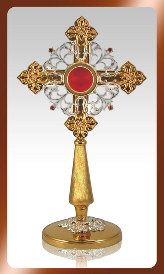 Relikwiarz zdobiony rubinami oraz srebrem