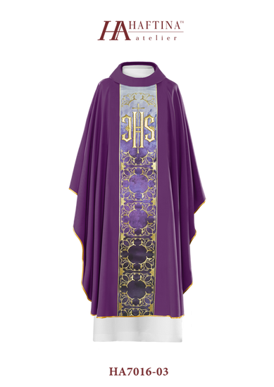 Fioletowy ornat haftowany symbol IHS 