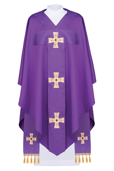 Fioletowy ornat na pasie haftowany "Krzyże" i  zdobiony kamieniami 