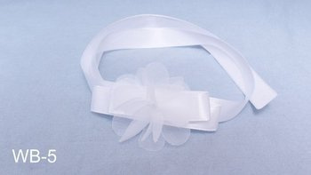 Biała bransoletka komunijna z kokardką z tiulu