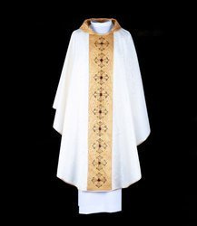 Ornat ecru haftowany z kamieniami