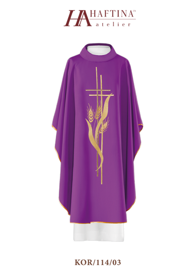 Fioletowy ornat haftowany motywami krzyża i kłosów