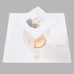 Bielizna kielichowa ołtarzowa wykończona koronką IHS złoty kielich z winogronami