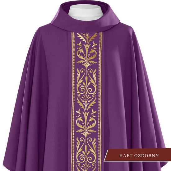 Fioletowy ornat liturgiczny zdobiony haftowanym pasem 