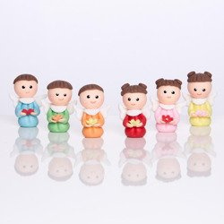 Aniołek z modeliny z kwiatkiem