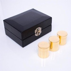 Zestaw pozłacanych naczyń na olej