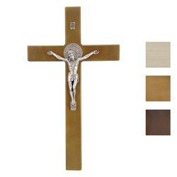 Drewniany krzyż z medalikiem św. Benedykta