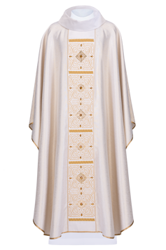 Złoty ornat haftowany na pasie bogato dekorowany kamieniami