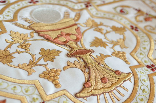 Ecru ornat rzymski bogato haftowany z symbolem kielicha eucharystycznego 