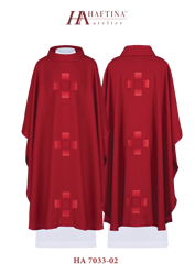 Czerwony ornat haftowany z krzyżami