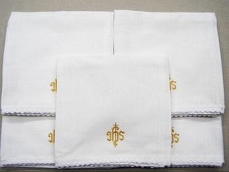 Korporał - bielizna kielichowa IHS z krzyżem złotym