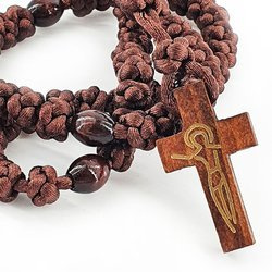Różaniec pleciony z drewnianymi koralikami - brązowy