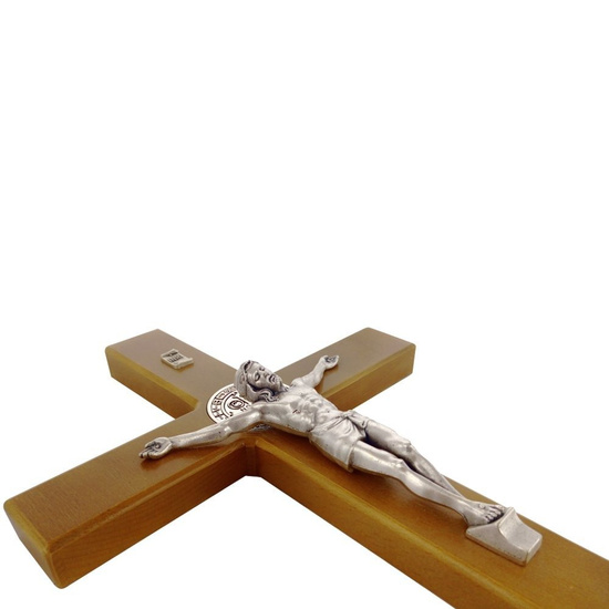 Drewniany krzyż z medalikiem św. Benedykta