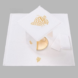 Bielizna kielichowa ołtarzowa wykończona koronką winogrona złote