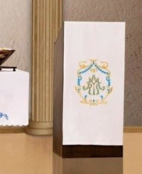 Serweta na lektorium haftowana z motywem Maryjnym