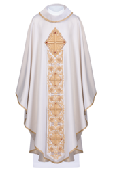 Złoty ornat bogato haftowany dekorowany kamieniami