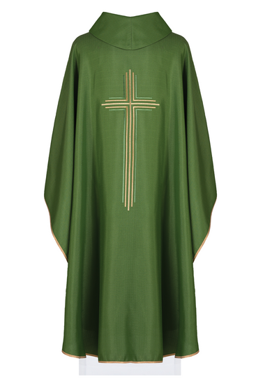 Zielony ornat haftowany z symbolem krzyża