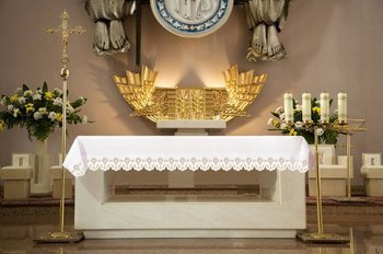 Obrus ołtarzowy z haftem czołowym IHS z krzyżem