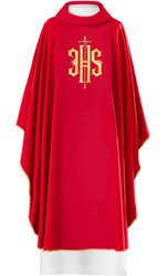 Czerwony ornat haftowany z symbolem IHS