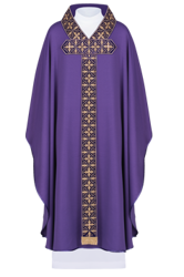 Fioletowy ornat bogato haftowany zdobiony kamieniami