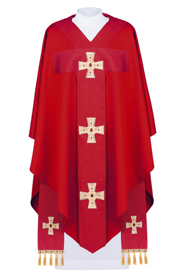 Czerwony ornat na pasie haftowany "Krzyże" i  zdobiony kamieniami 