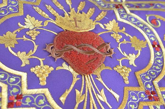 Fioletowy ornat rzymski haftowany