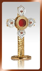 Relikwiarz w kształcie krzyża zdobiony srebrem