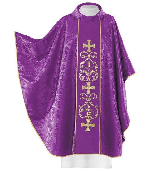 Fioletowy ornat liturgiczny zdobiony haftowanym pasem 