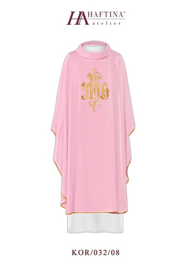 Różowy ornat haftowany z symbolem IHS 
