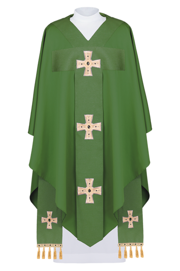 Zielony ornat na pasie haftowany "Krzyże" i  zdobiony kamieniami 