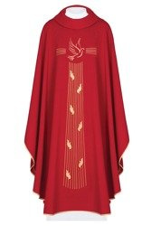 Czerwony ornat z haftowanym symbolem Ducha Świętego