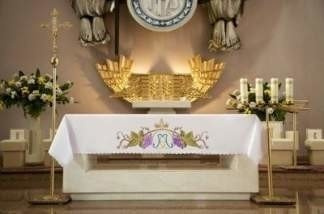 Obrus ołtarzowy z haftem czołowym z emblematem Maryjnym i koroną