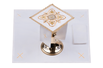 Bielizna kielichowa lniana, bogato zdobiona, haftowana z kamieniami