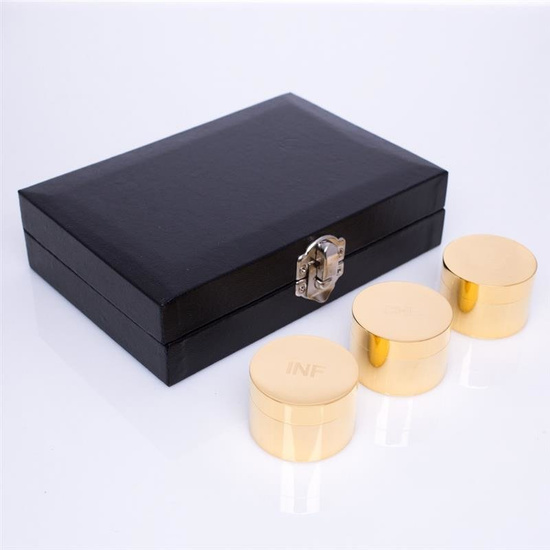 Zestaw pozłacanych naczyń na olej