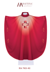 Czerwony ornat haftowany z symbolem krzyża