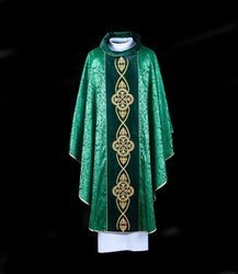 Ornat zielony haftowany z kamieniami na aksamitnym pasie