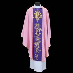 Ornat różowy ze złotym kwiecistym haftem IHS